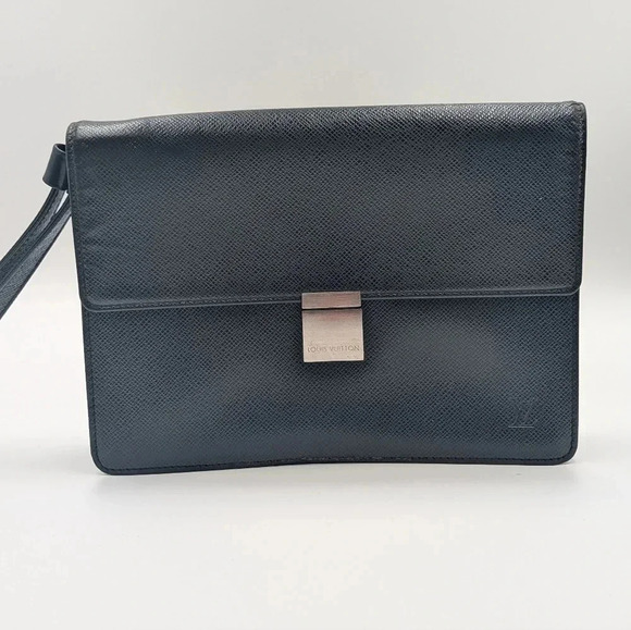 Louis Vuitton Taiga Pochette Selenga - Picture 1 of 15